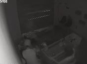 Trio invade e furta joalheria em Maceió; criminosos seguem foragidos