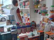 Sem alvará sanitário e remédios vendidos sem receita: Farmácia é interditada pela Vigilância Sanitária, em Maceió 