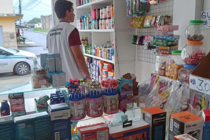 Sem alvará sanitário e remédios vendidos sem receita: Farmácia é interditada pela Vigilância Sanitária, em Maceió