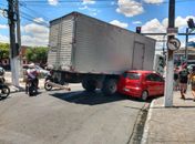 Colisão entre caminhão e carro deixa trânsito lento no Centro de Arapiraca