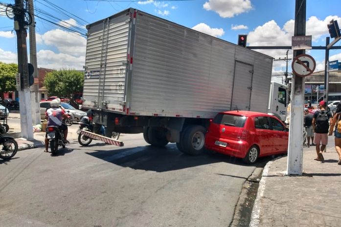 Colisão entre caminhão e carro deixa trânsito lento no Centro de Arapiraca