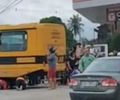 Motociclista fica ferida e vai parar embaixo de ônibus escolar após colisão, em Arapiraca