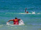 Guarda-vidas salvam pai e filho de afogamento na Praia do Francês, em Marechal Deodoro
