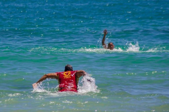 Guarda-vidas salvam pai e filho de afogamento na Praia do Francês, em Marechal Deodoro