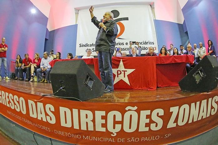Lula com militantes: "PT não pode acabar"