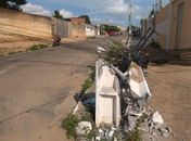 Motorista do veículo fugiu do local após incidente.