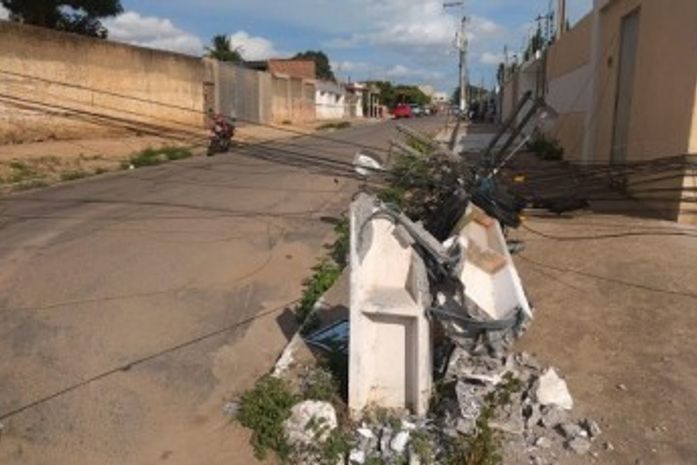 Motorista do veículo fugiu do local após incidente.