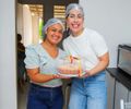 “Agora sou empreendedora”: participante das Oficinas da Gabi transforma aprendizado em fonte de renda e recebe visita da deputada estadual
