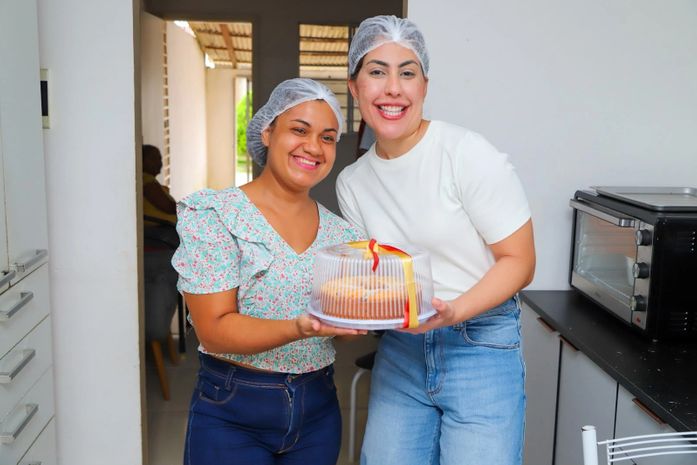 “Agora sou empreendedora”: participante das Oficinas da Gabi transforma aprendizado em fonte de renda e recebe visita da deputada estadual
