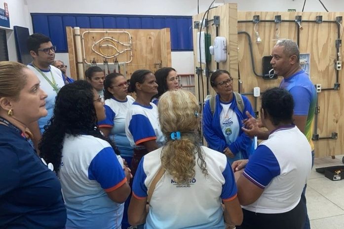Alunos da EJAI em Maceió conhecem rotina de cursos de profissionalização