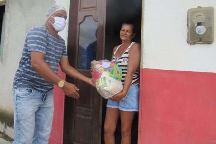 Semdsh Penedo entrega cestas básicas na comunidade do Areial
