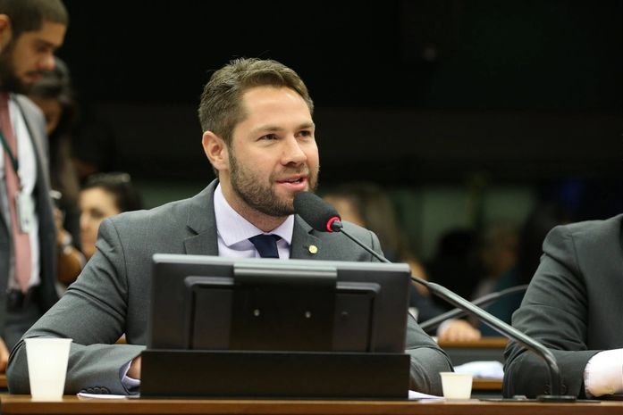 Pedro Vilela critica aprovação de projeto que regula Uber e que pode inviabilizar o serviço