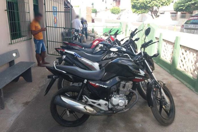 Os militares apreenderam 4 motocicletas