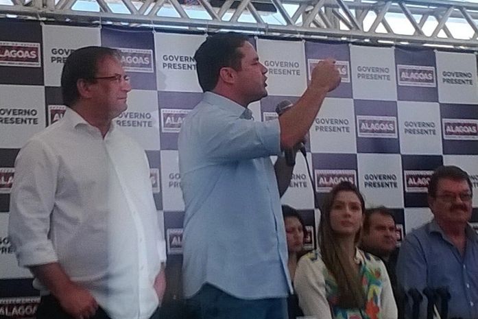 Governador enfrenta protestos em Arapiraca na instalação do Governo Presente