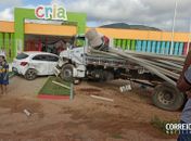 Caminhão desgovernado atinge carro e quase invade creche que recebia crianças no Sertão de AL