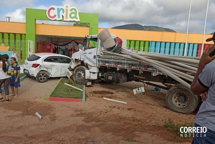 Caminhão desgovernado atinge carro e quase invade creche que recebia crianças no Sertão de AL
