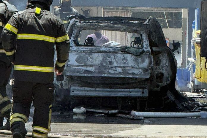 Carro elétrico pega fogo e é destruído em concessionária de Maceió; veja as imagens