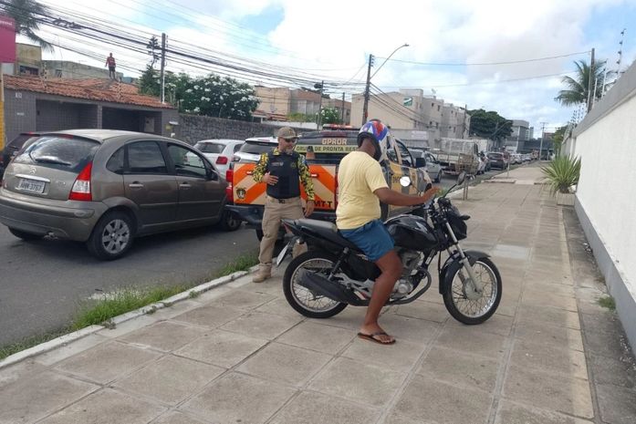 Fiscalização em Maceió flagra 20 motociclistas cometendo infrações