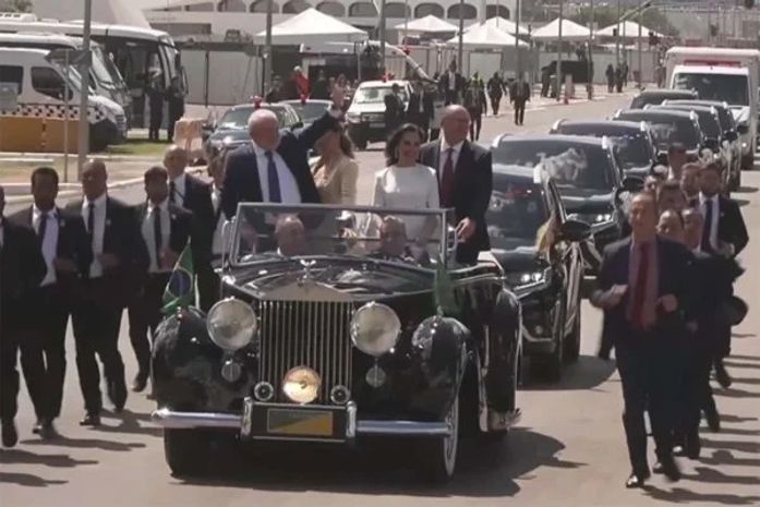 Lula chega, em carro aberto, para posse no Congresso Nacional