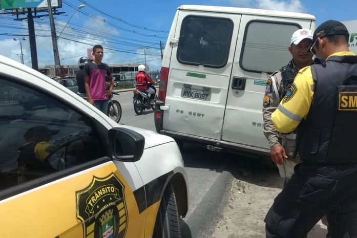 Veículos estavam estacionados em locais irregulares