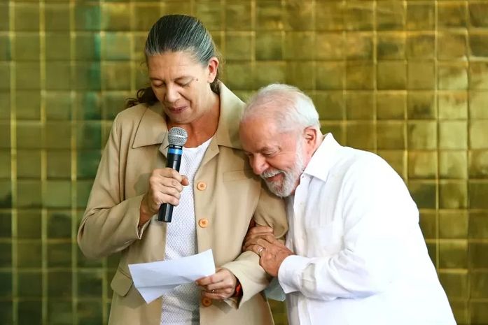 Ministra do Esporte, Ana Moser, é abraçada pelo presidente Lula