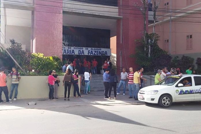 Servidores estaduais ocupam prédio da Sefaz