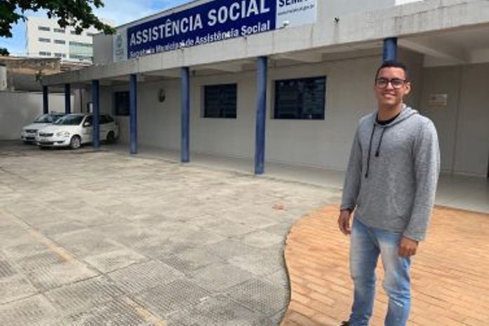 Jovem assistido pela Semas chega à universidade e inspira crianças em risco social