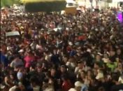 Vídeo: Prefeitura descumpre decreto e reúne milhares de pessoas em show em praça pública 