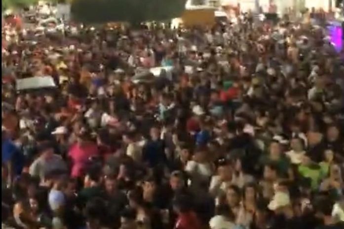 Vídeo: Prefeitura descumpre decreto e reúne milhares de pessoas em show em praça pública
