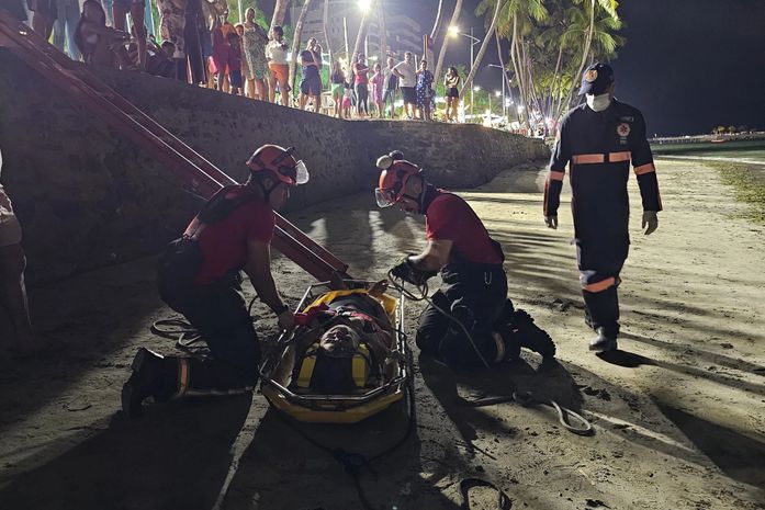 Mulher fica ferida após cair de 2,5 metros de altura na orla de Ponta Verde, em Maceió