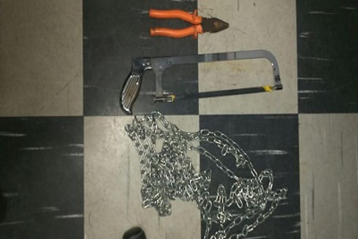 Ferramenta utilizada para serrar a corrente da agência.