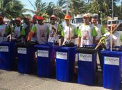 Garis fazem o “Bloco da Limpeza” nas prévias carnavalescas de Maceió