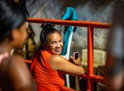 Iluminação em LED muda realidade de mulheres e crianças na Grota do Facão