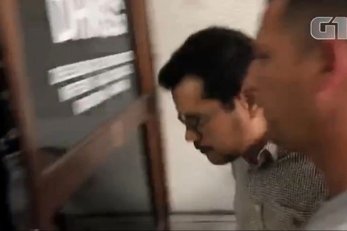 Flávio dos Santos chegando na Delegacia de Homicídios.