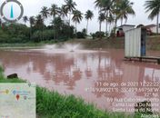 Lagoa de estabilização do empreendimento apresenta coloração avermelhada por proliferação de algas