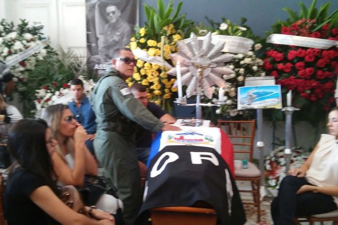 Familiares ao lado do caixão do Capitão Assunção