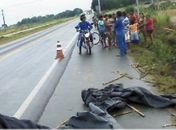 Mulher é atropelada e morre na BR-101; motorista fugiu