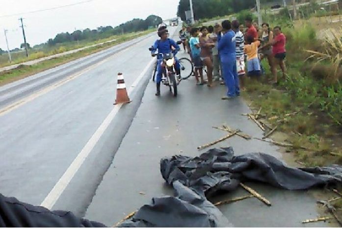 Mulher é atropelada e morre na BR-101; motorista fugiu