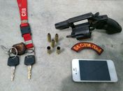 Adolescente é apreendido com arma e moto roubada
