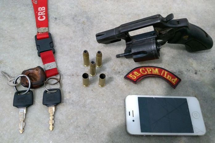 Adolescente é apreendido com arma e moto roubada