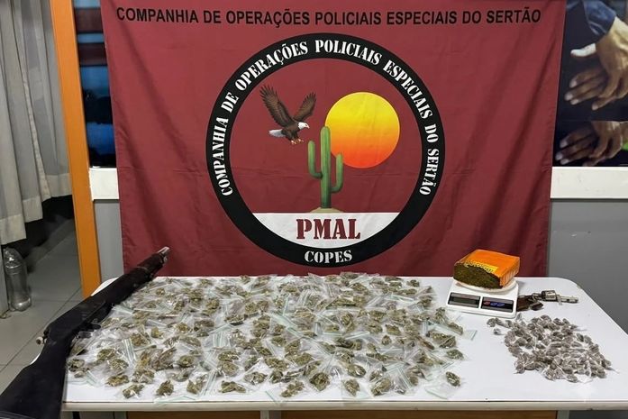 Homem é preso com armas e mais de 370 papelotes de maconha em Água Branca