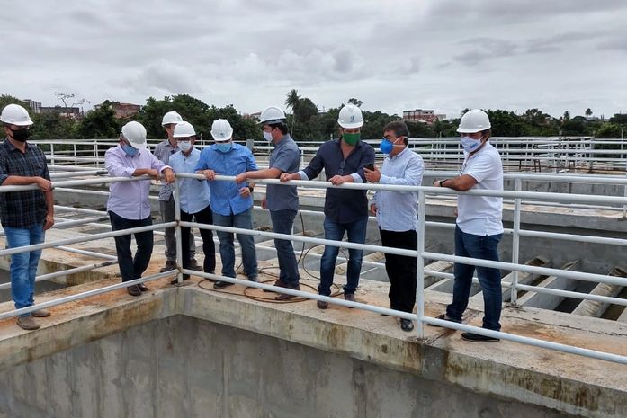 Diretores da Casal e secretário de Infraestrutura visitam obra de estação de esgoto no Farol
