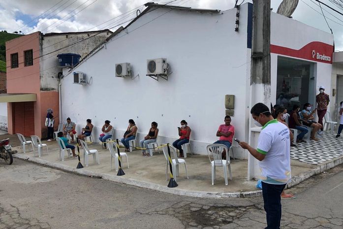 Saúde de Santana do Mundaú realiza desinfecção e ordenamento do distanciamento mínimo da população em Unidades Bancárias