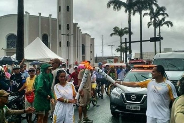 Chuva não tirou entusiasmo do povo na passagem da Tocha Olímpica em Arapiraca