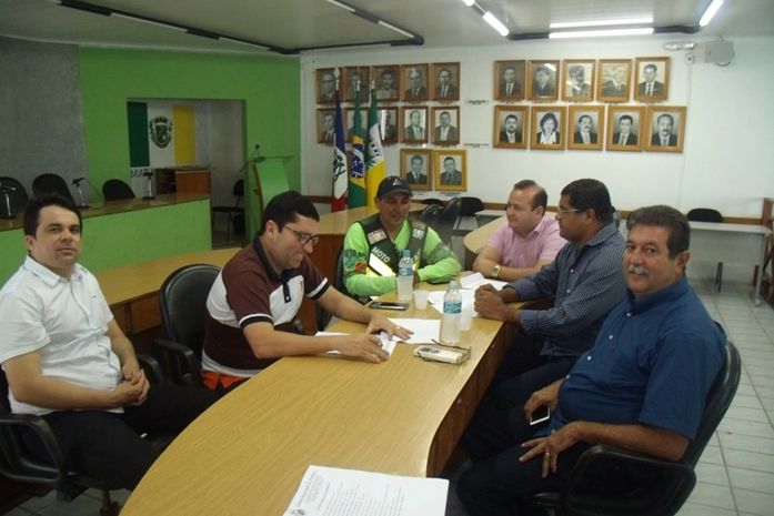 Vereadores se reúnem com representante dos mototaxistas de Arapiraca que reivindica melhorias para a categoria