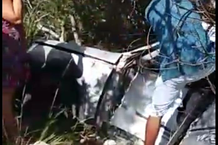 Carro ficou destruído após acidente