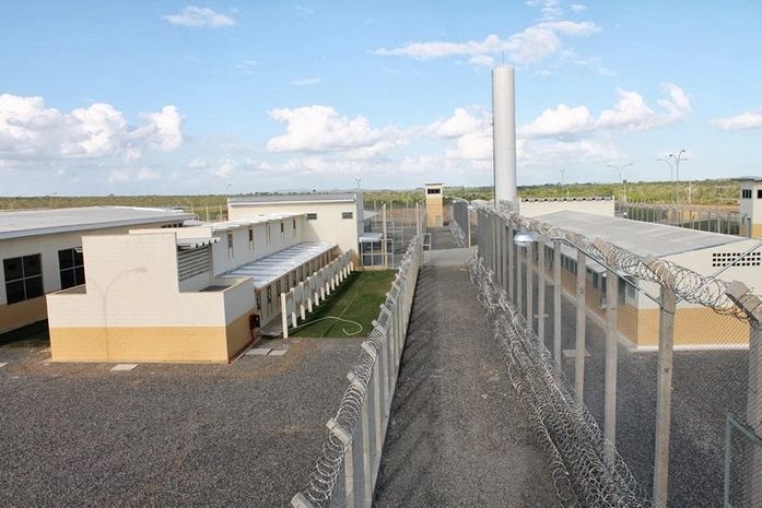 Operação prende monitor de ressocialização com drogas, dinheiro, celular e cartas para reeducandos no Presídio do Agreste