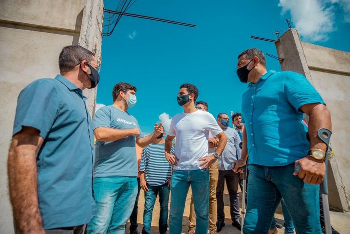 JHC visita o Benedito Bentes e garante retomada das obras abandonadas