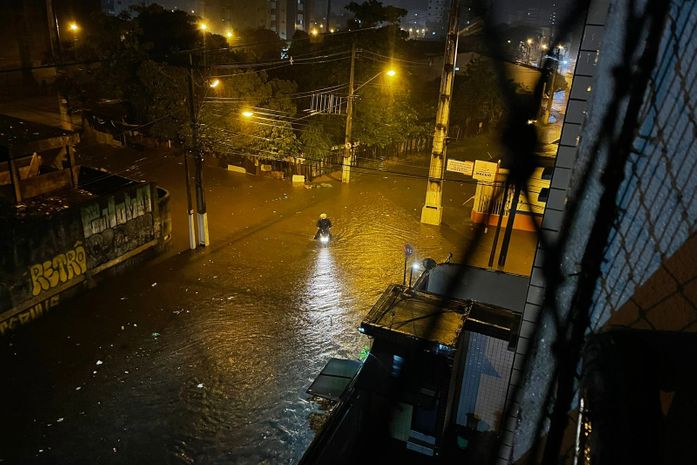 Ruas da capital ficam alagadas após fortes chuvas; veja vídeo