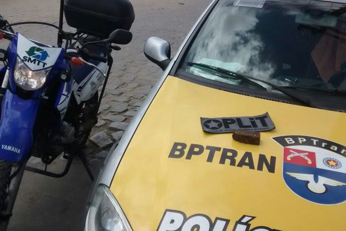 Policiais apreenderam maconha durante blitz